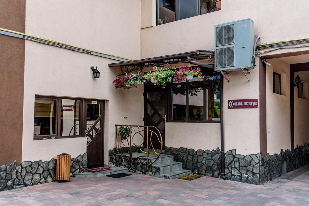 Pensiunea Paradis Râmnicu Vâlcea Esterno foto